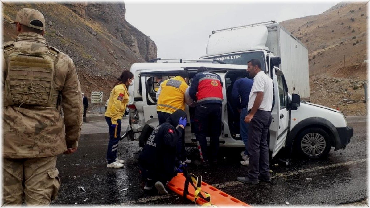 Çatak'ta üç araç çarpıştı: 6 yaralı