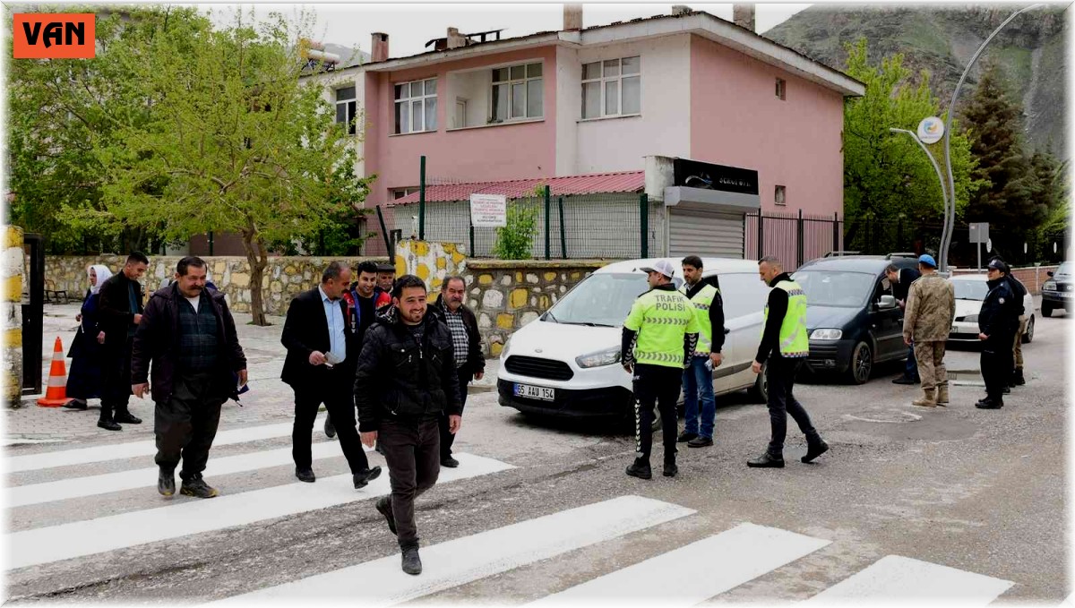 Çatak'ta "Yayalar İçin 5 Adımda Güvenli Trafik" uygulaması yapıldı