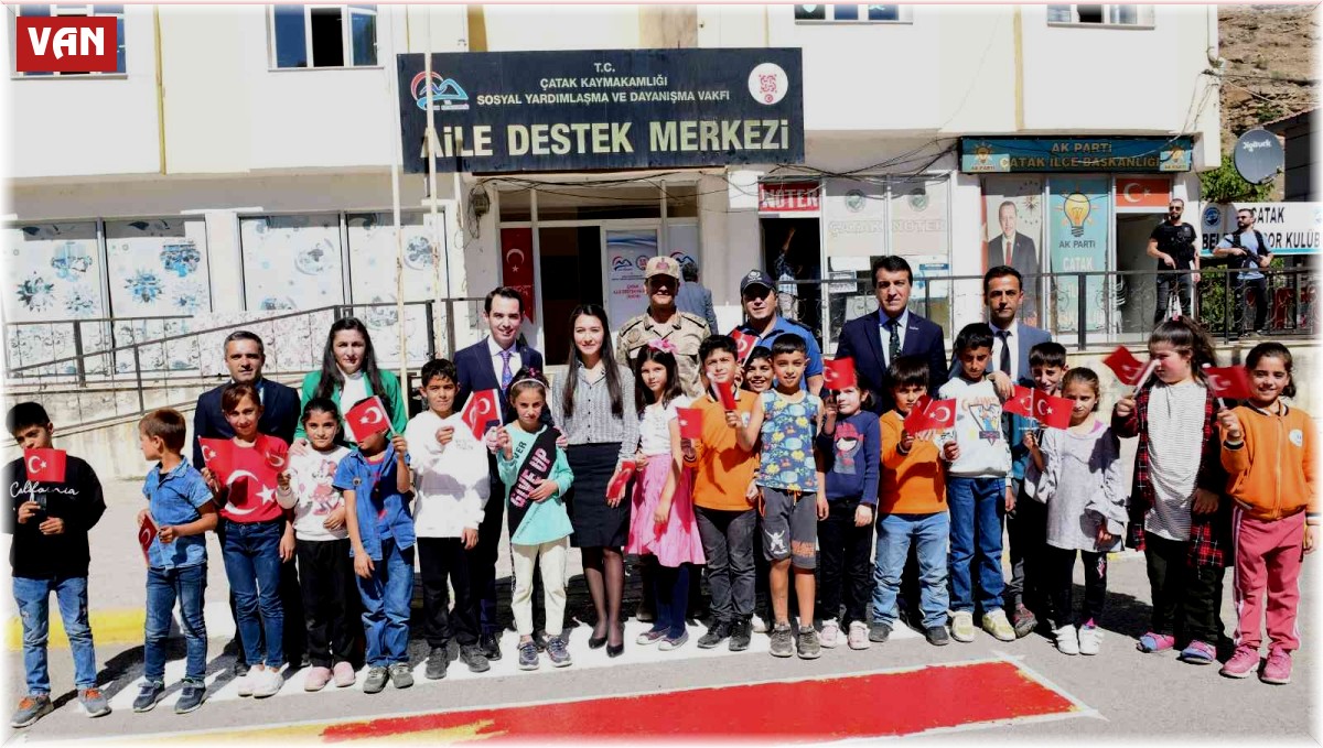 Çatak'ta 'Yayalara öncelik duruşu, hayata saygı duruşu' etkinliği