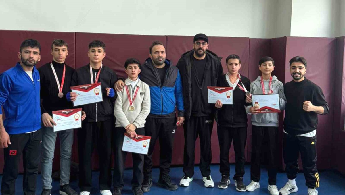 Çataklı öğrenciler Muay Thai İl Şampiyonası'nda derece elde etti