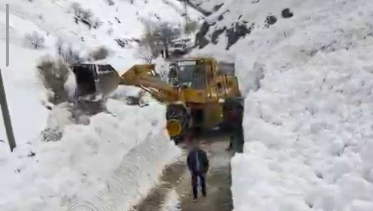 Çatbayır Mahallesi yoluna düşen çığ temizlendi