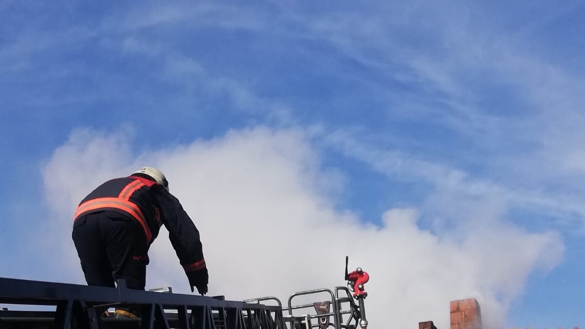 Çatı yangını ucuz atlatıldı