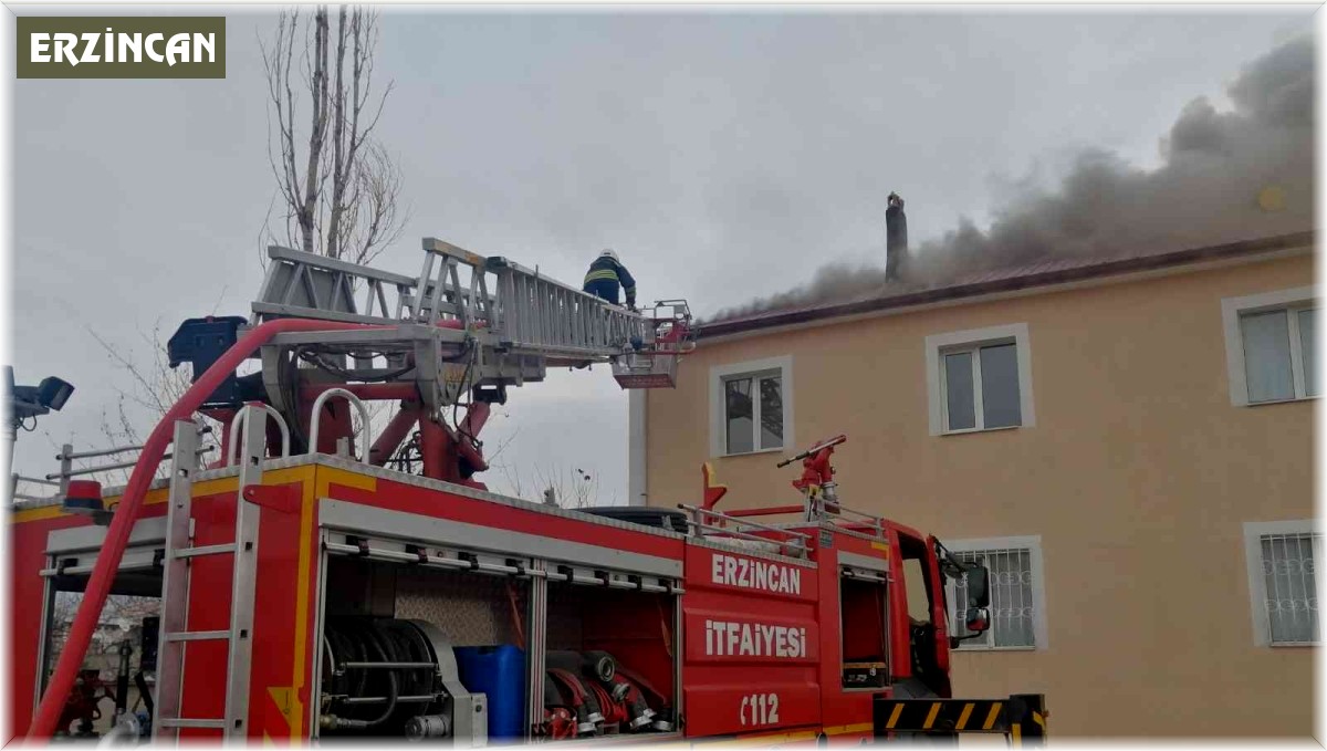 Çatıda çıkan yangın eve sıçramadan söndürüldü