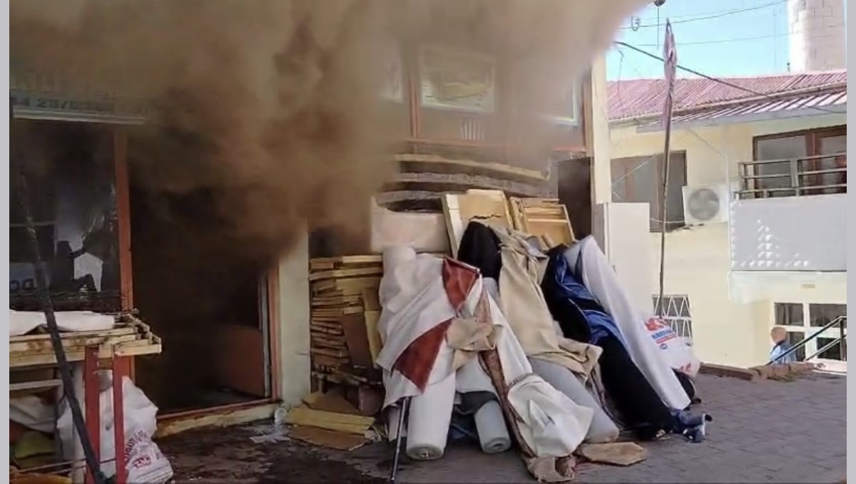 Çatıda çıkan yangın iş yerine sıçradı