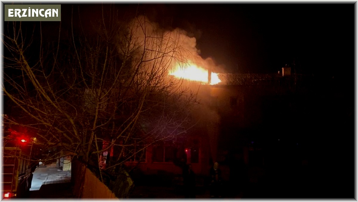 Çatıda çıkan yangın itfaiye ekiplerince söndürüldü