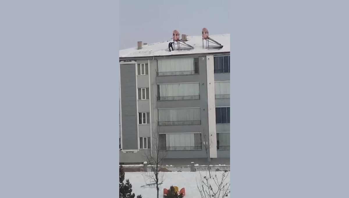 Çatıdaki karı temizlerken hayatını hiçe saydı