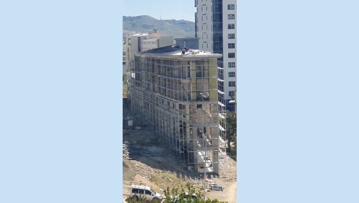 Çatıdaki tehlikeli çalışma kamerada