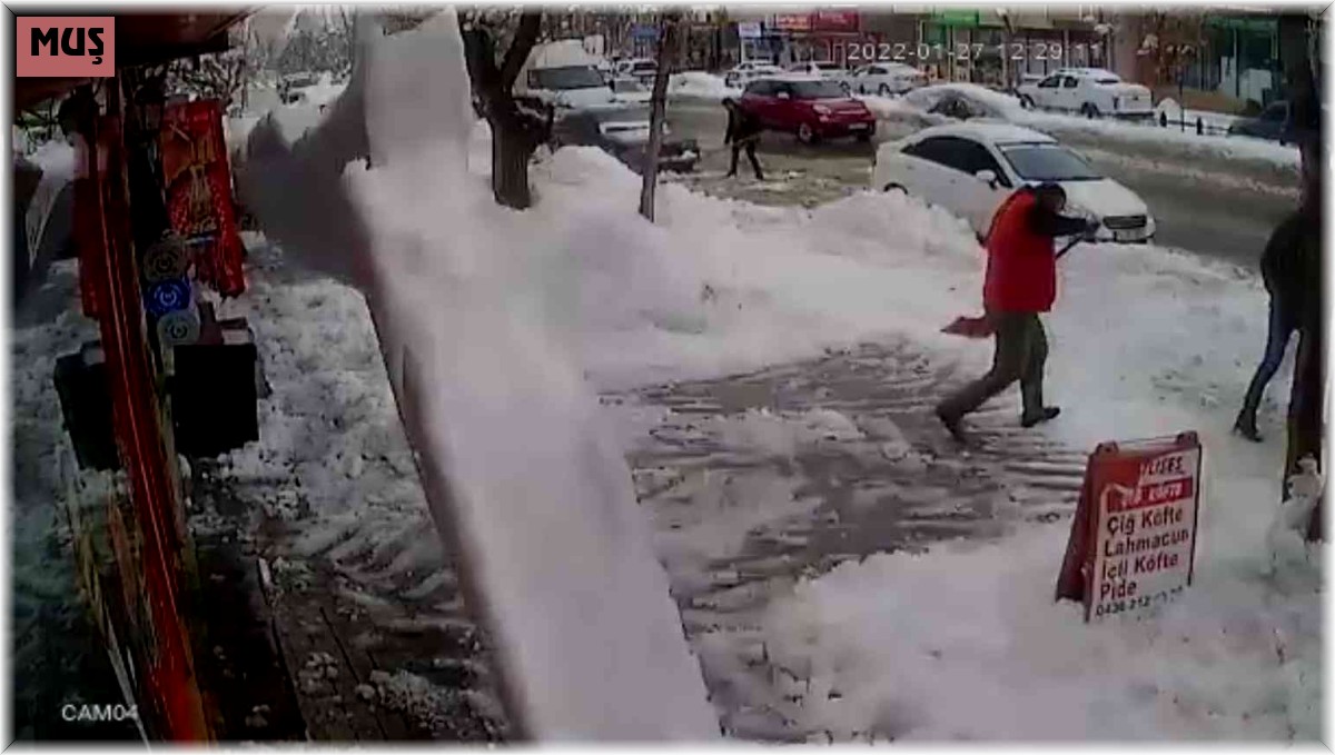 Çatıdan düşen buz kütlesinden son anda kurtuldu