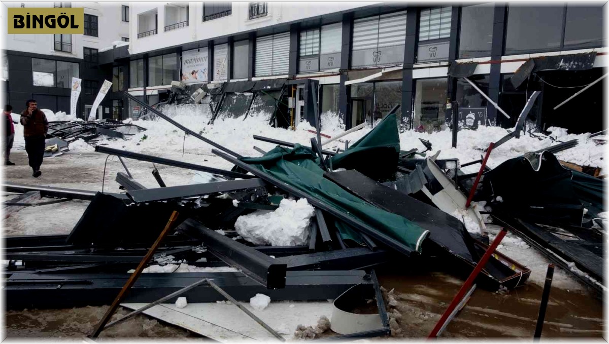 Çatıdan düşen kar kütleleri 4 işyerinin dış balkonunu yerle bir etti