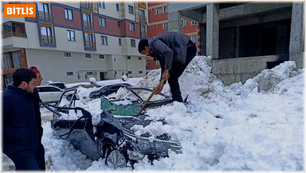 Çatıdan düşen kar kütlesi otomobili kullanılamaz hale getirdi
