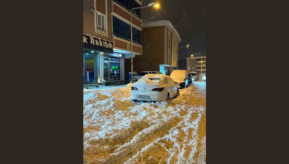 Çatıdan düşen kar kütlesi park halindeki otomobile zarar verdi