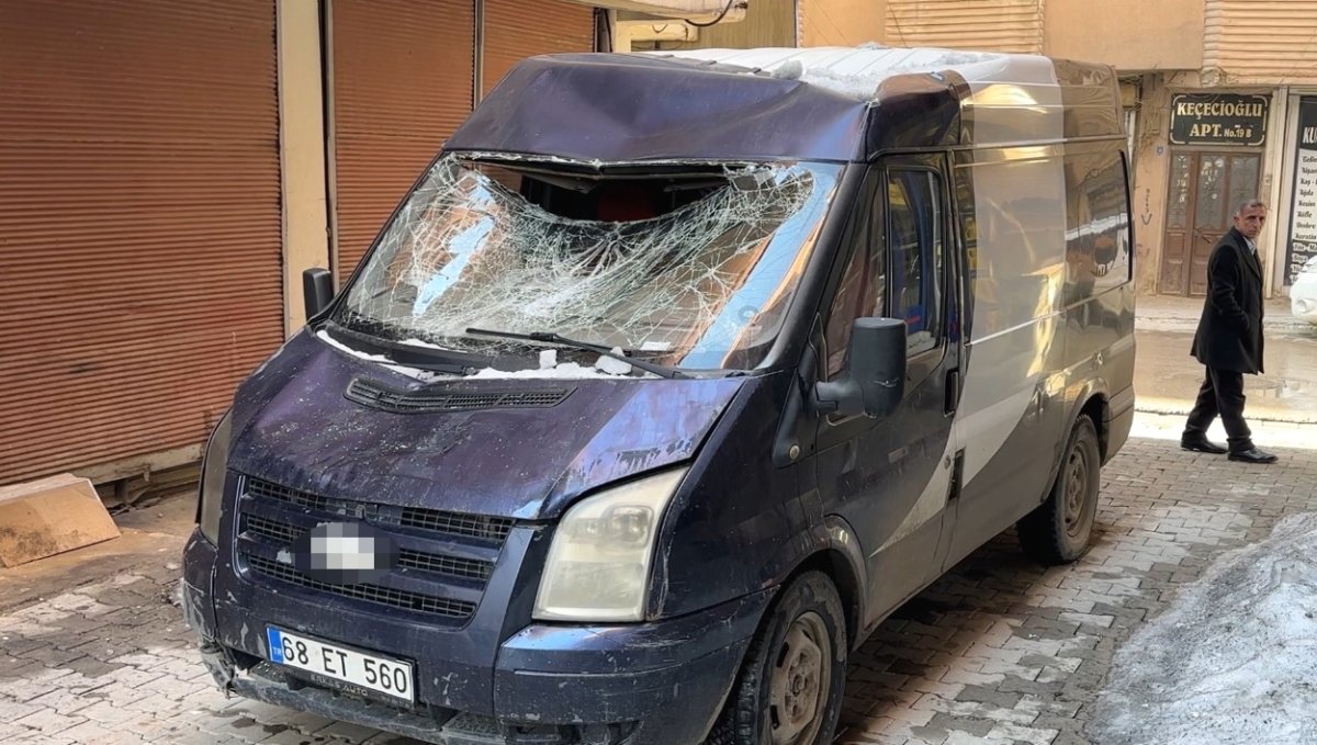 Çatıdan düşen kar kütlesi seyir halindeki minibüse zarar verdi