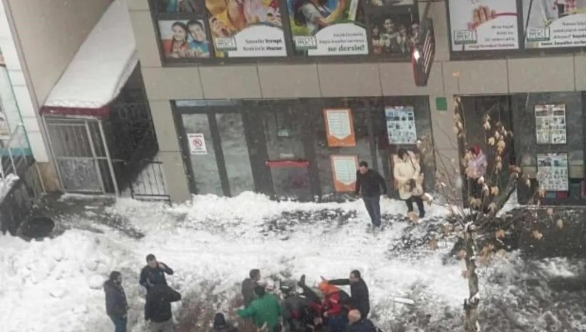 Çatıdan düşen kar kütlesinin altında kalan kadın hayatını kaybetti