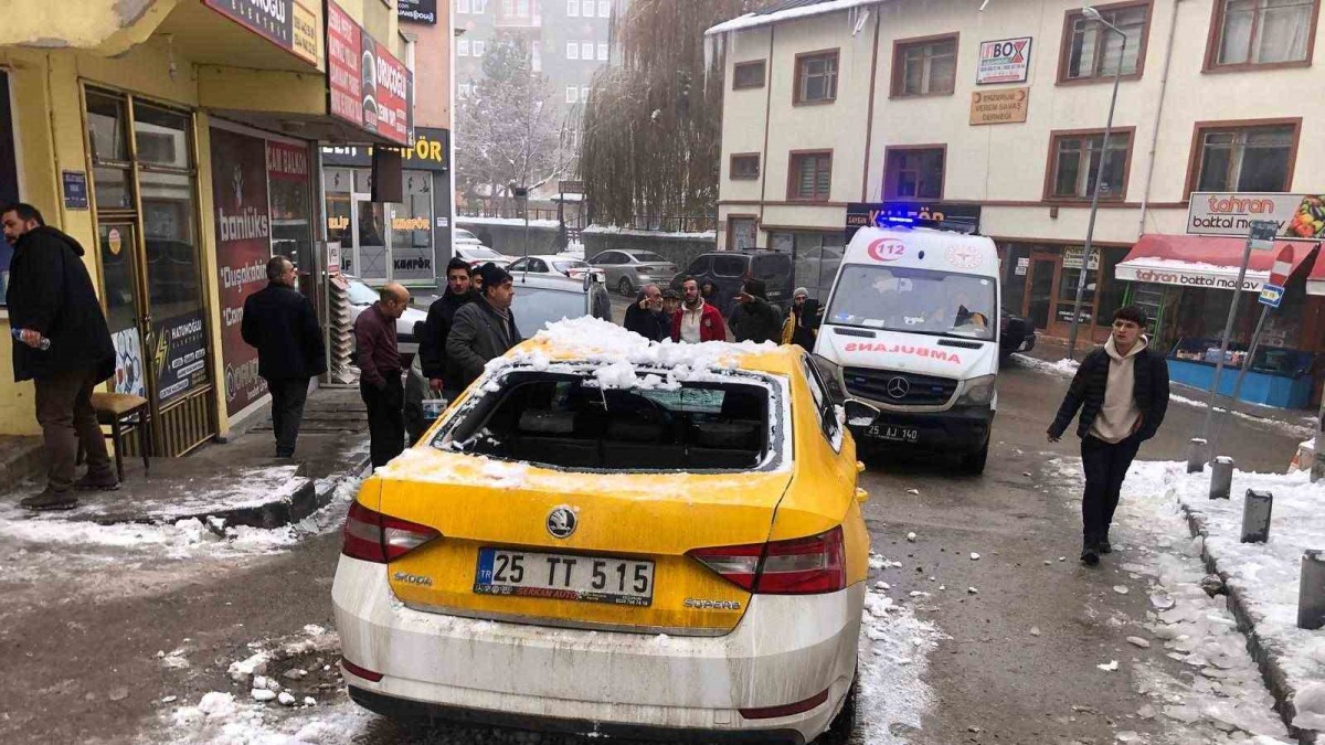 Çatıdan düşer kar kütlesi 2 otomobili kullanılamaz hale getirdi