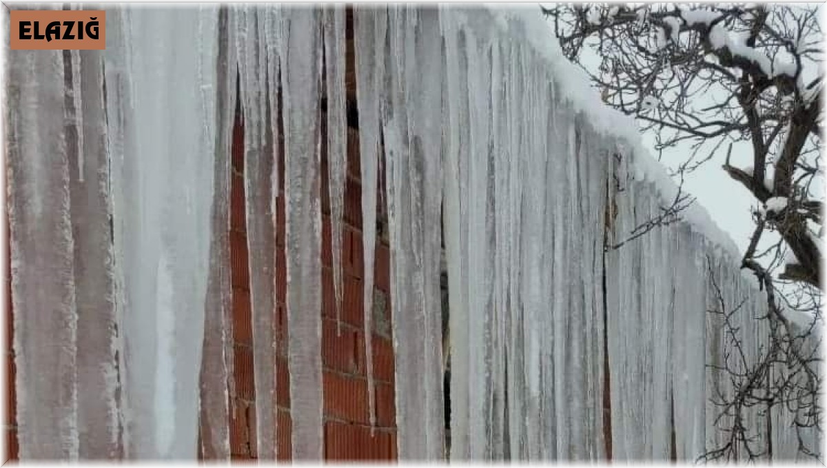 Çatılarda 2 metrelik buz sarkıtları oluştu