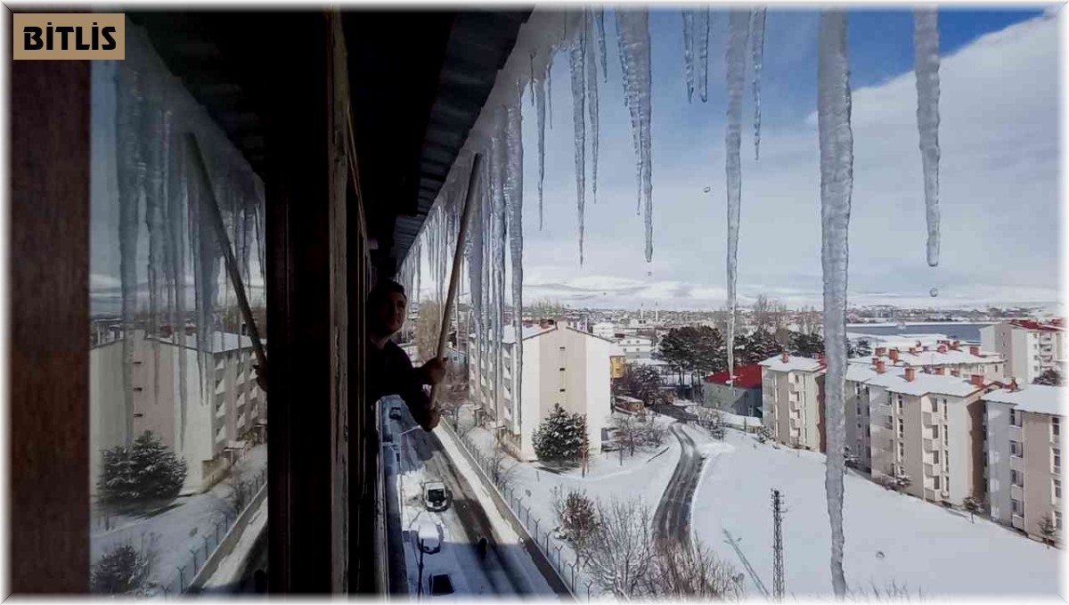 Çatılarda 2 metrelik buz sarkıtları oluştu