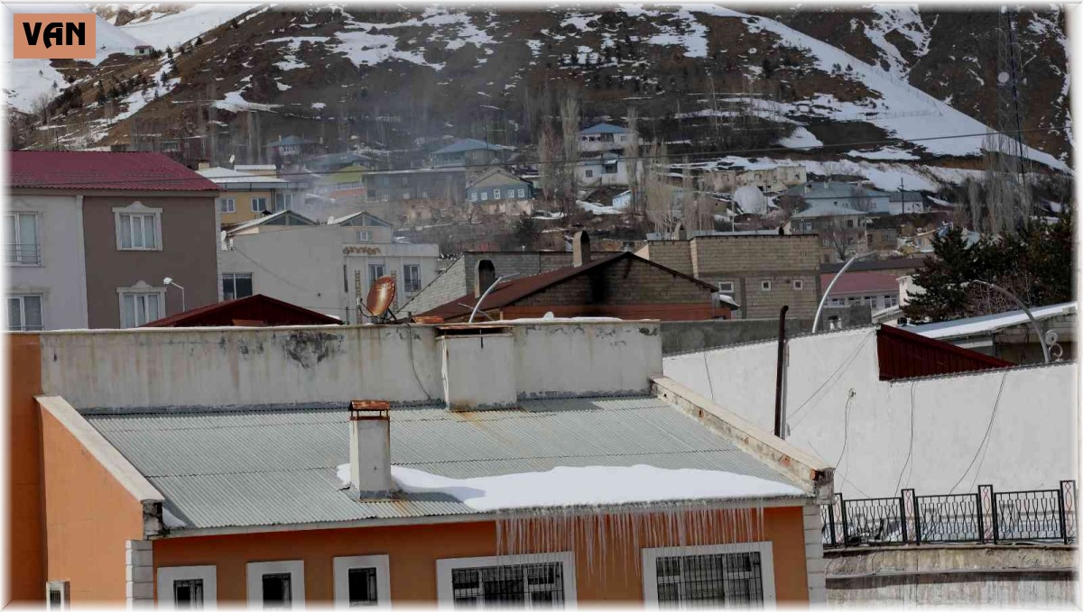 Çatılarda oluşan 3 metrelik buz sarkıtları tehlikeye neden oluyor