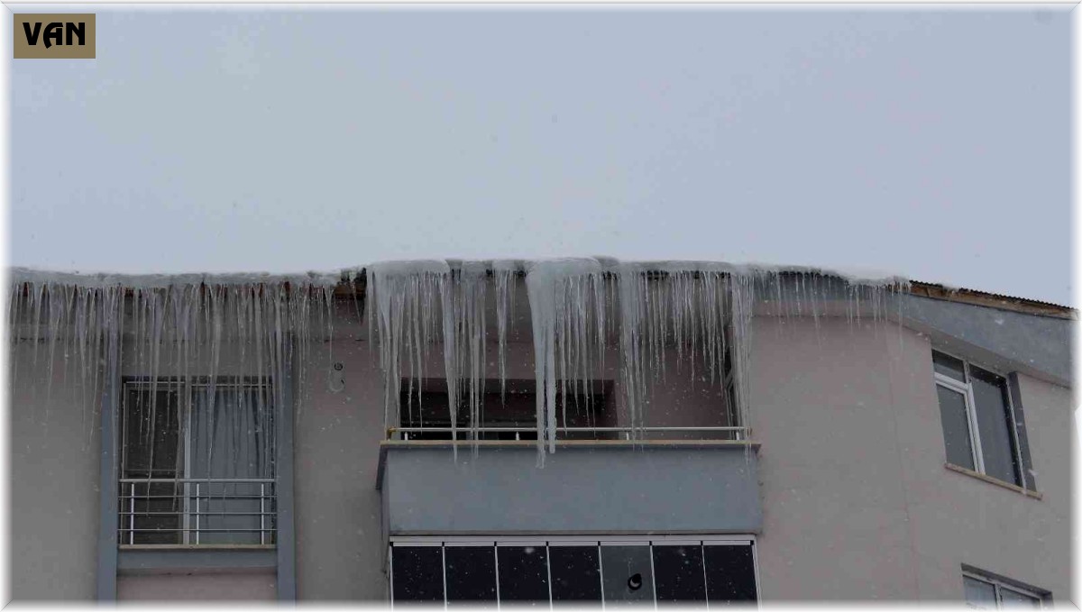 Çatılarda oluşan buz sarkıtları 3 metreyi buldu