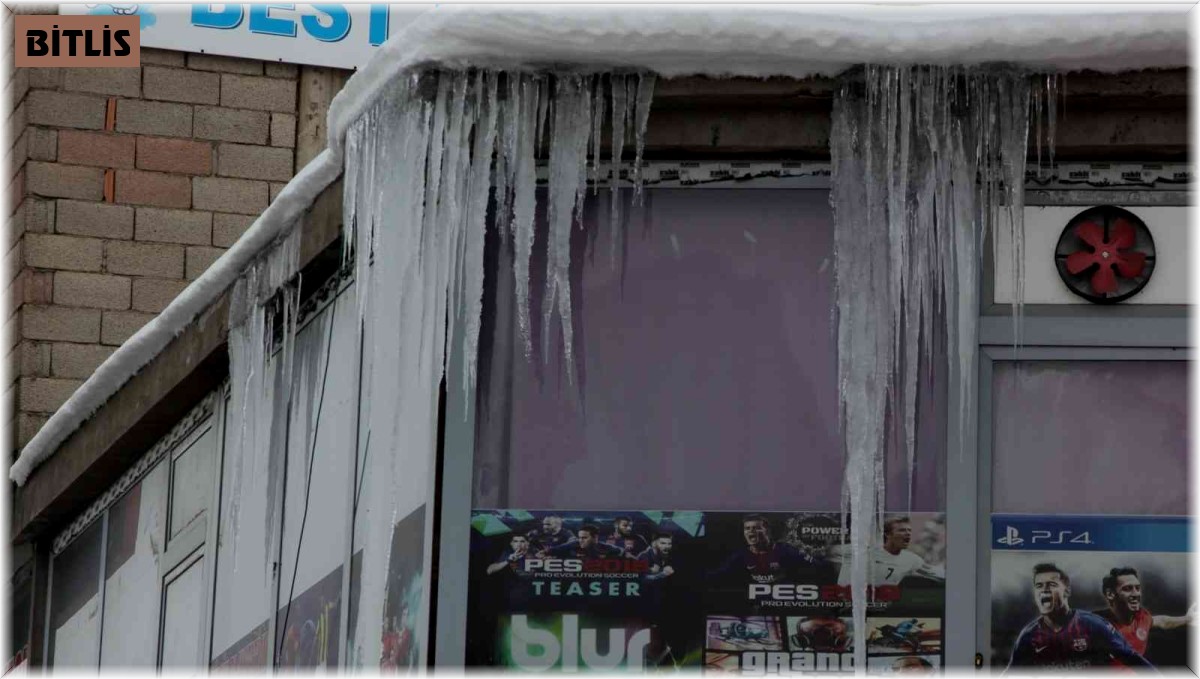 Çatılarda oluşan buz sarkıtları tehlike saçıyor