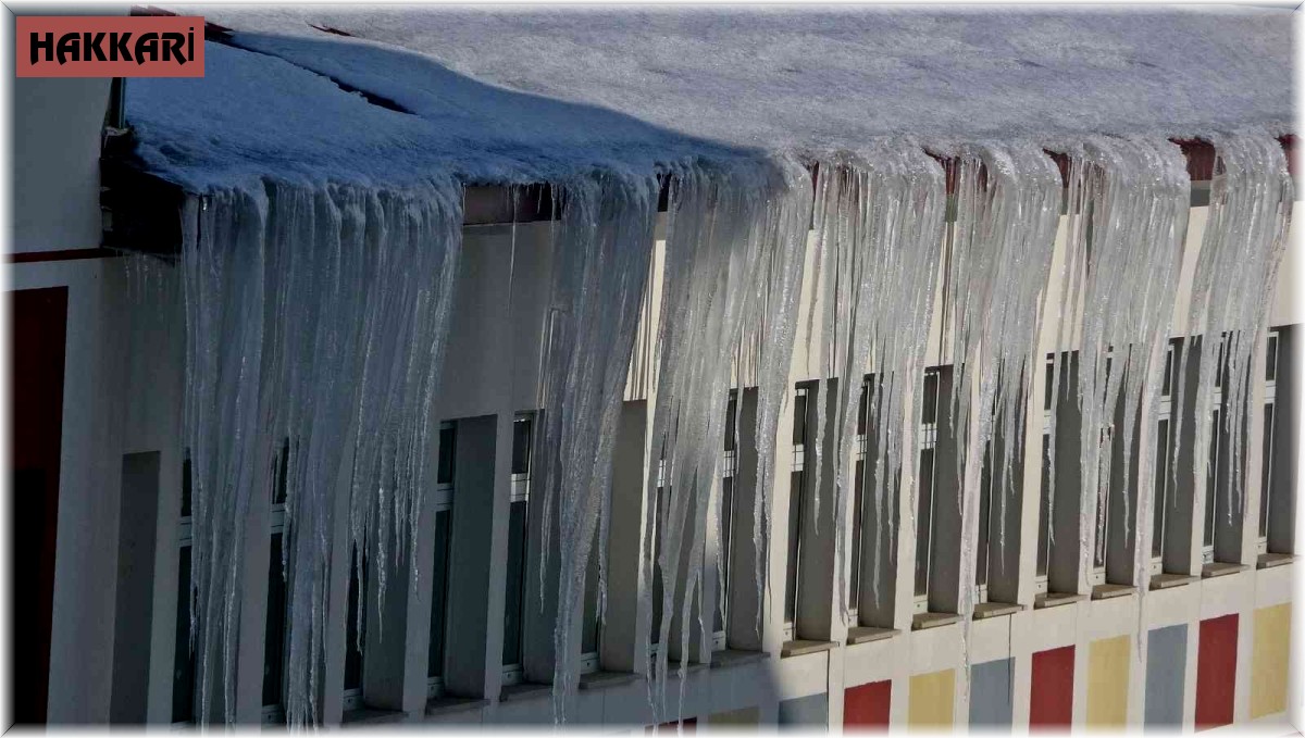 Çatılardaki buz sarkıtları 4 metreyi buldu