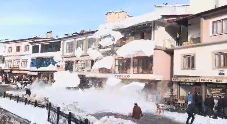 Çatılardan düşen kar kütleleri paniğe neden oldu