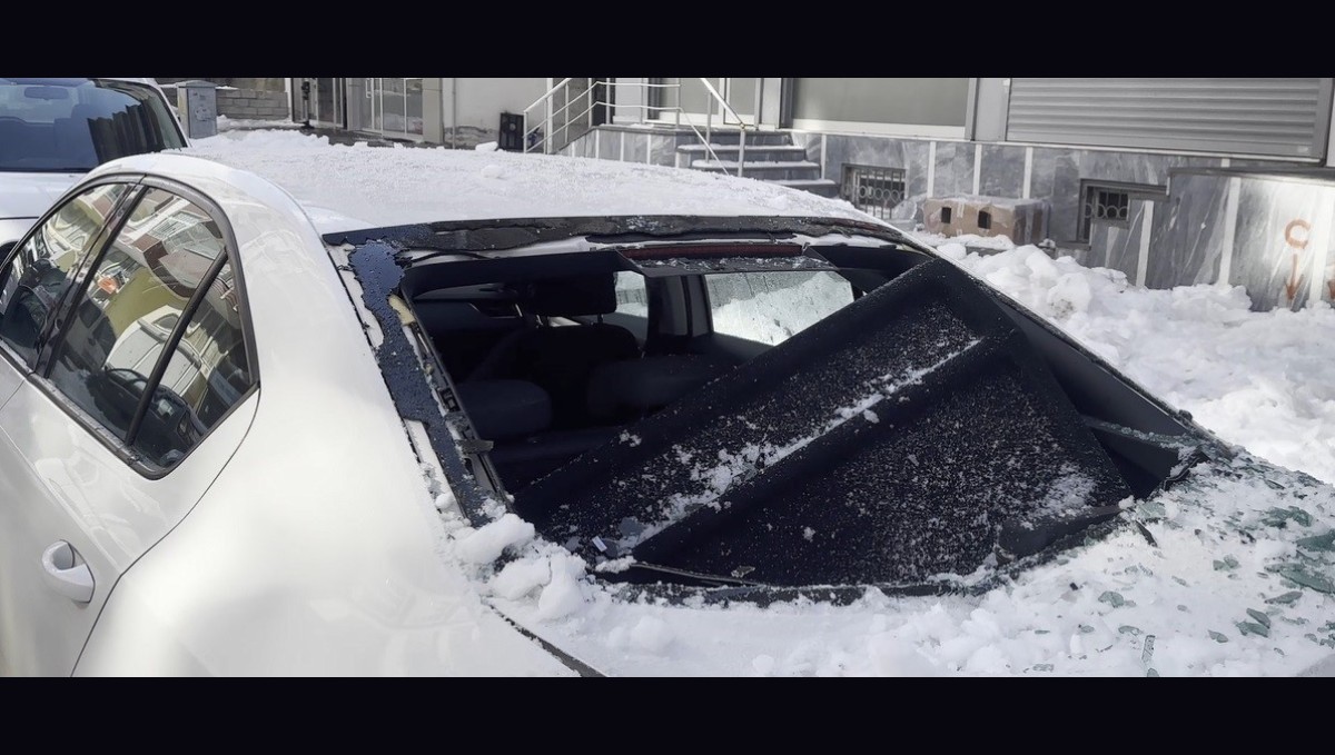 Çatılardan düşen kar ve buz kütleleri tehlike saçıyor