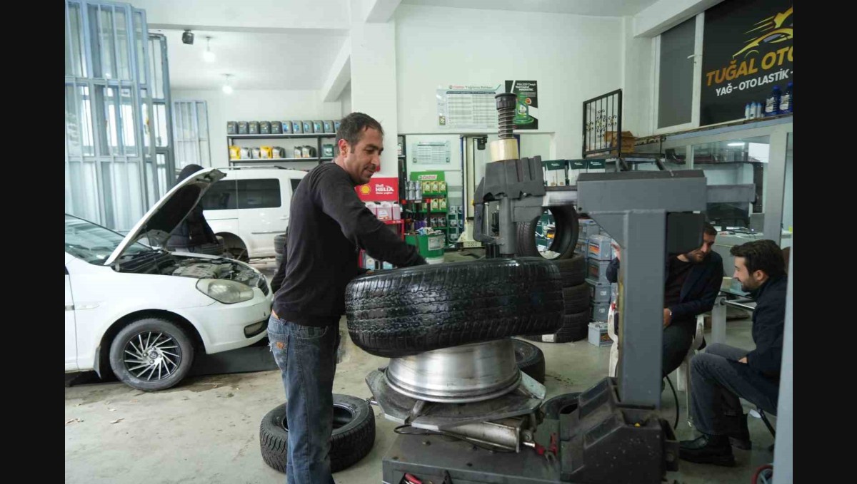 Çavuştepe'ye kar yağdı, sürücüler lastikçilere akın etti