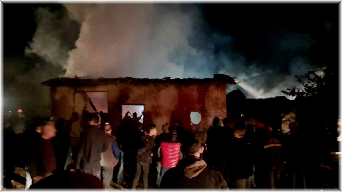 Çayırlı'da bir ev, ahır ve samanlık yanarak kül oldu