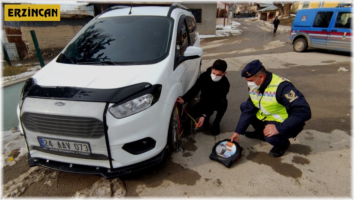 Çayırlı'da jandarma ekipleri, kış lastiği konusunda sürücüleri bilgilendirdi