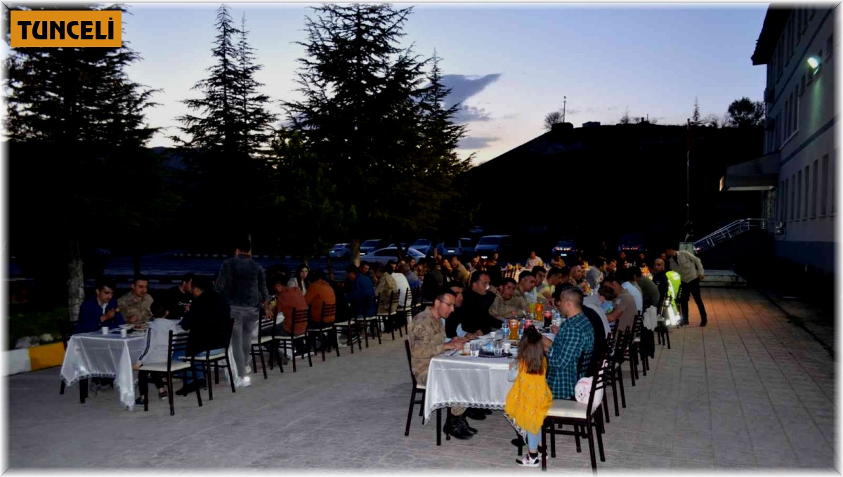 Çemişgezek Kaymakamı Koç güvenlik güçleri ile iftarını açtı