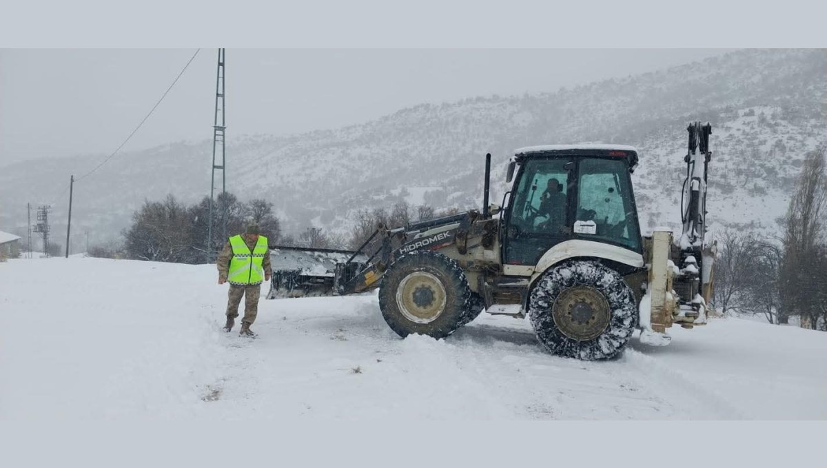 Çemişgezek'te karla kaplı yol açıldı, ekipler hasta inek için seferber oldu