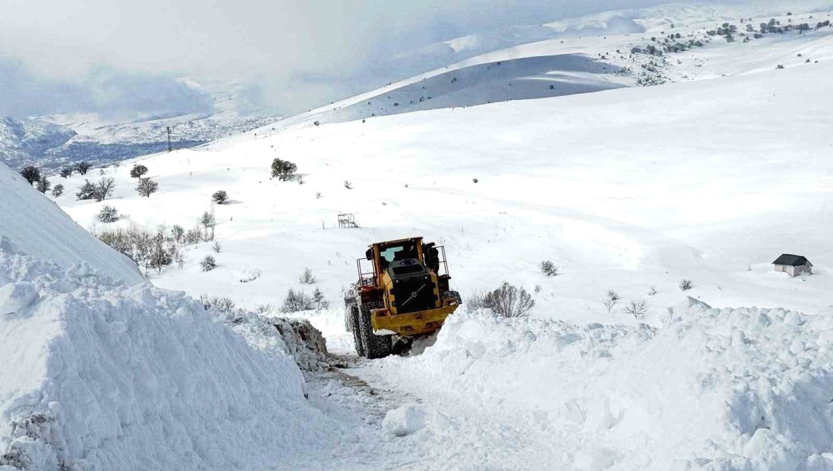 Çemişgezek'te karla mücadele: Köylünün sevinci kameraya yansıdı