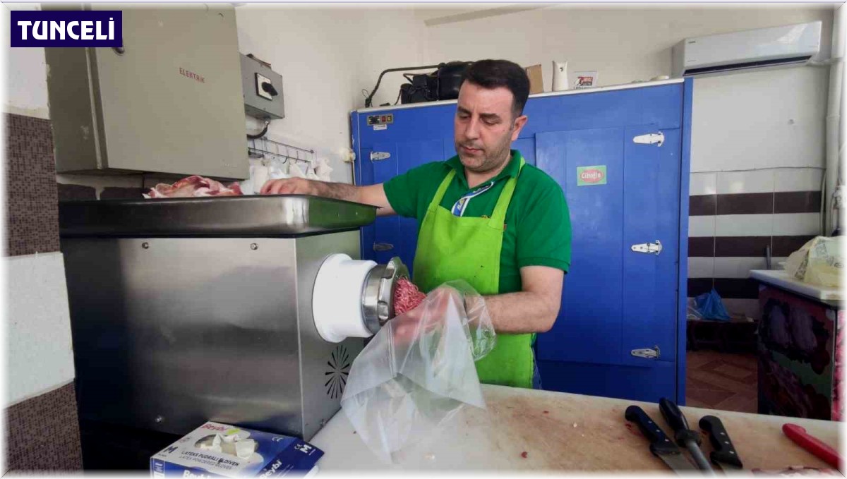Çemişgezek'te kasapların kıyma mesaisi