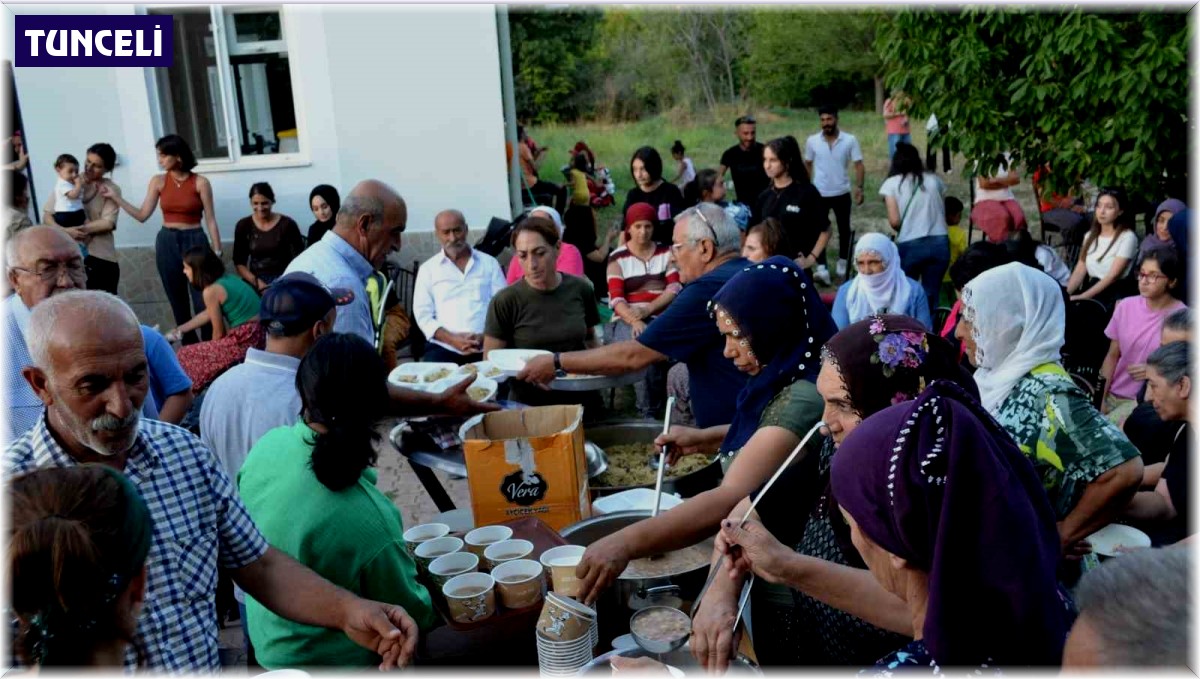 Çemişgezekte, vatandaşlara aşure dağıtıldı