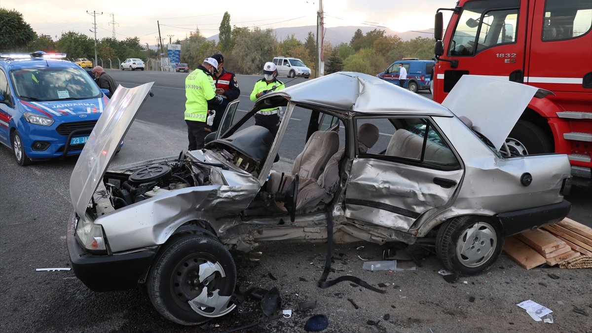 Cenaze yolunda trafik kazası: 1 ölü, 2 yaralı