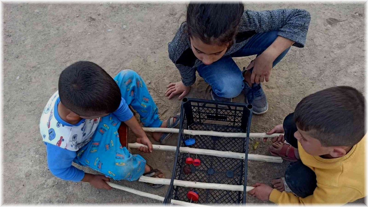 Cevizi top yapıp plastik meyve kasasında langırt oynadılar