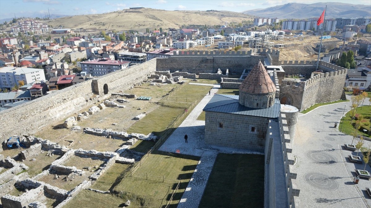 Çevre düzenlemesi yapılan Erzurum Kalesi'nden artık ezan sesleri yankılanıyor