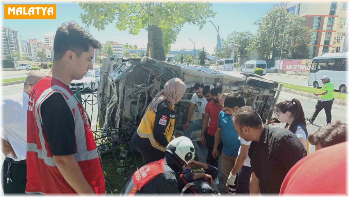 Çevreyolunda 3 aracın karıştığı kazada 2 kişi yaralandı