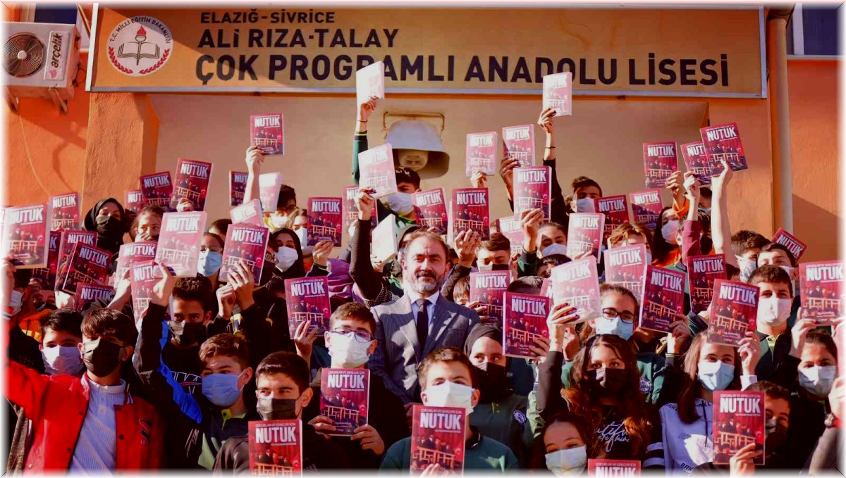 CHP Elazığ İl Başkanı Duran, öğrencilere Nutuk kitabını hediye etti