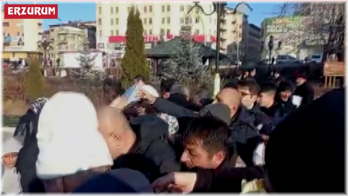 CHP Erzurum'da Kur'an-ı Kerim dağıttı, vatandaşlar birbirleriyle yarıştı