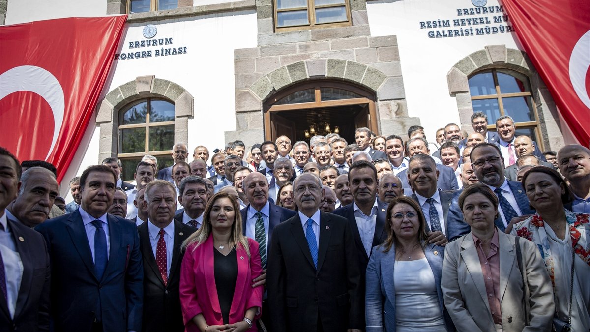 CHP Genel Başkanı Kılıçdaroğlu, Erzurum Kongresi'nin yapıldığı binayı gezdi
