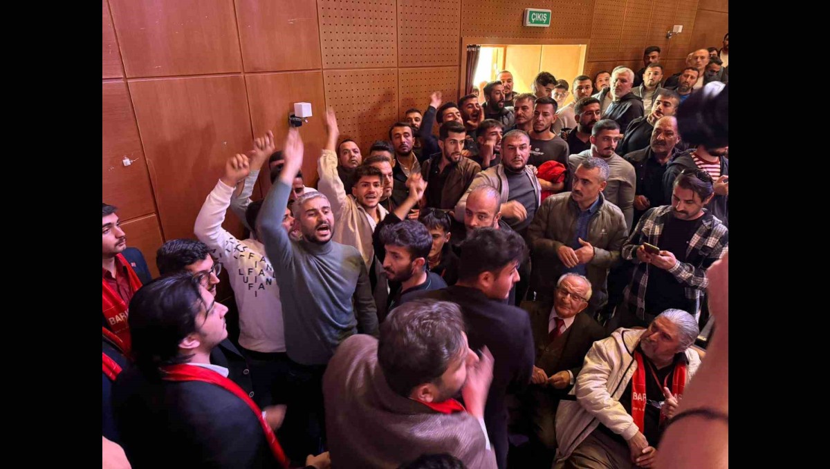 CHP İl Kongresi'nde yumruklar havada uçuştu