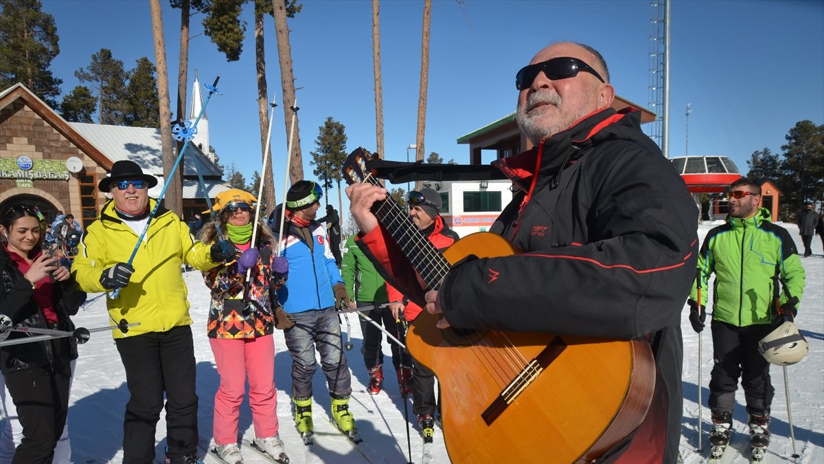 Cıbıltepe'de kayak heyecanı mini konserlerle eğlenceli hale geliyor