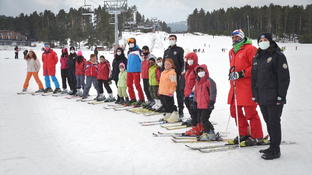 Cıbıltepe Kayak Merkezi'ne gelen çocukların kayak keyfi