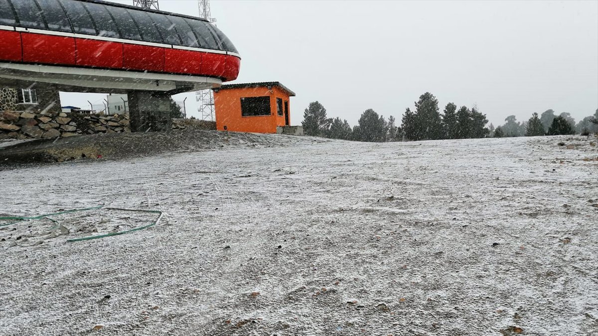 Cıbıltepe Kayak Merkezi'ne mevsimin ilk karı düştü