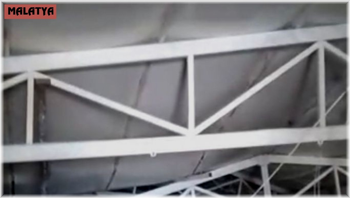 Çiftliğin çatısı kar nedeniyle çöktü, binlerce tavuk telef oldu