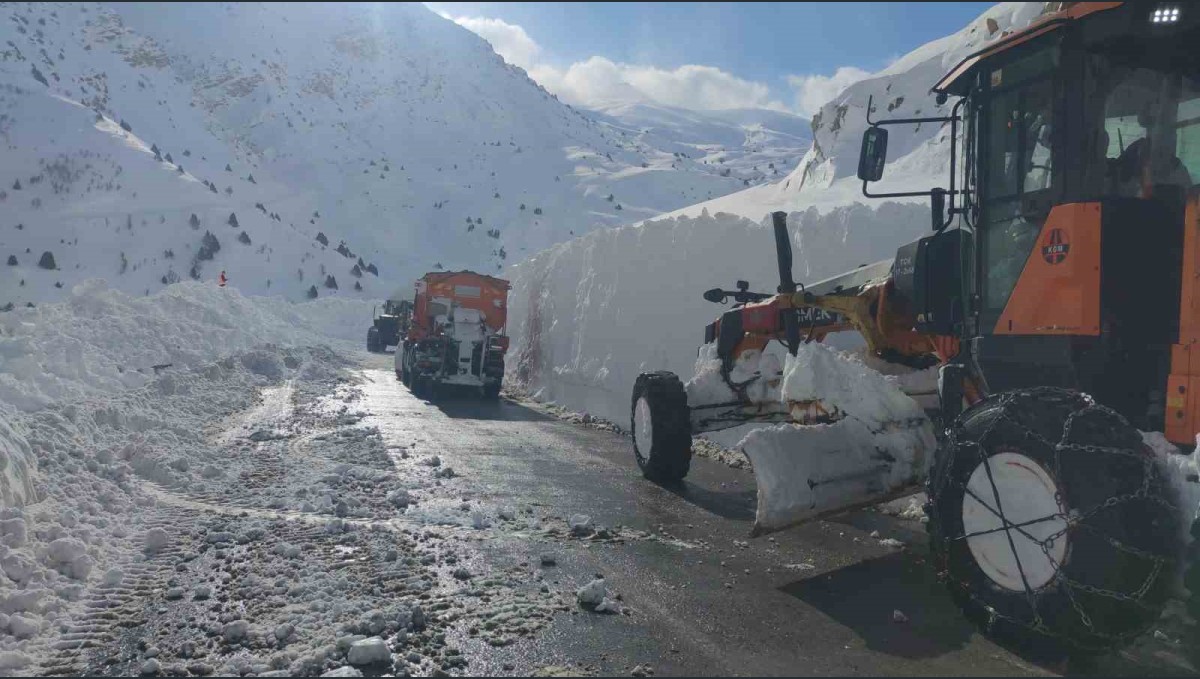 Çığ bölgesinde çalışan greyder şarampole yuvarlandı: Operatör hafif yaralandı