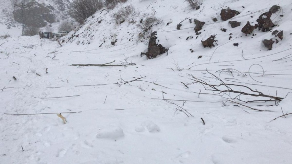 Çığ düştü, demir direkler yerle bir oldu