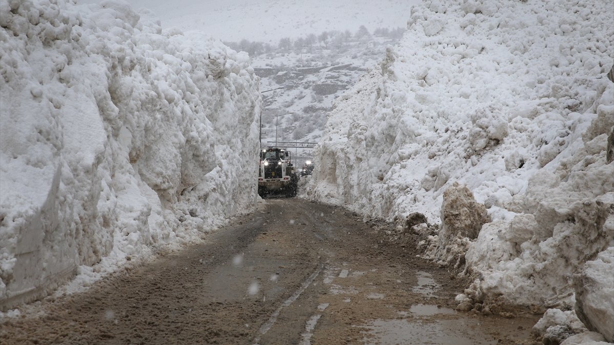 Çığ nedeniyle kapanan Hakkari-Çukurca kara yolu açıldı