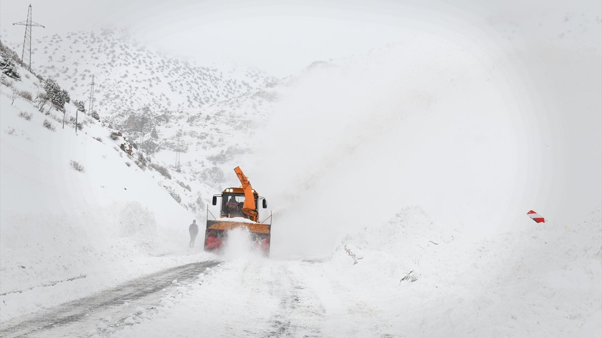 Çığ nedeniyle kapanan Van-Çatak kara yolu 3 saatlik çalışmayla açıldı